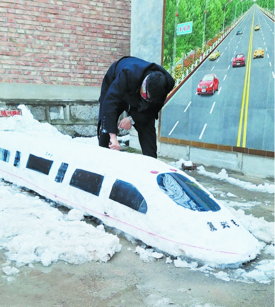 用雪堆“高鐵”，喊話(huà)游子回家過(guò)年