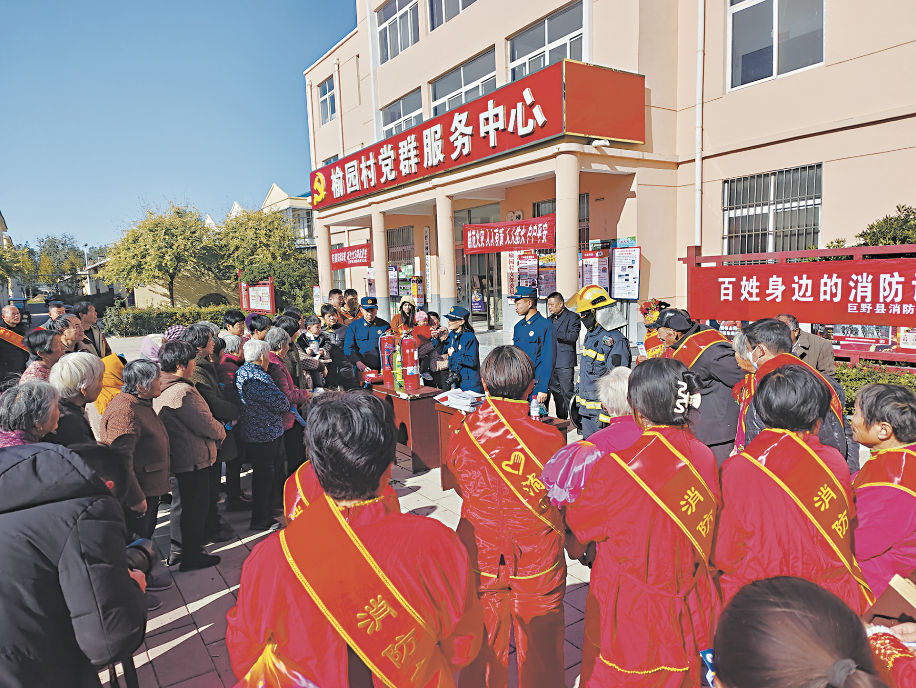 變身消防志愿者秧歌隊大媽娛樂宣傳兩不誤