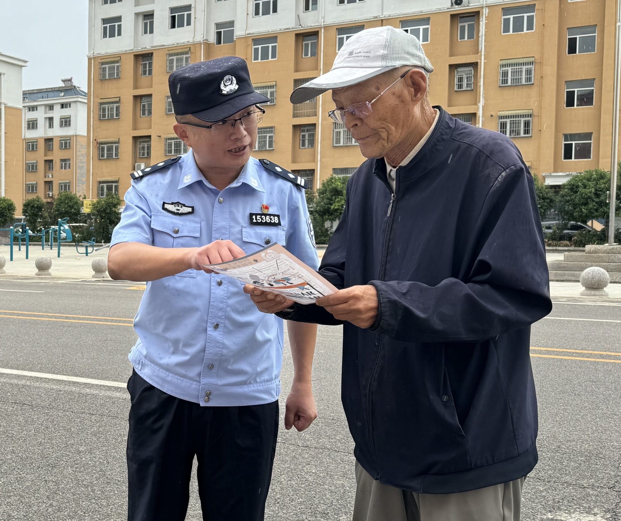 民警進社區(qū)  吹響“安全哨”