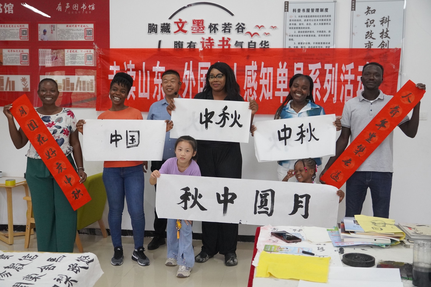 外國友人走進社區(qū)慶中秋