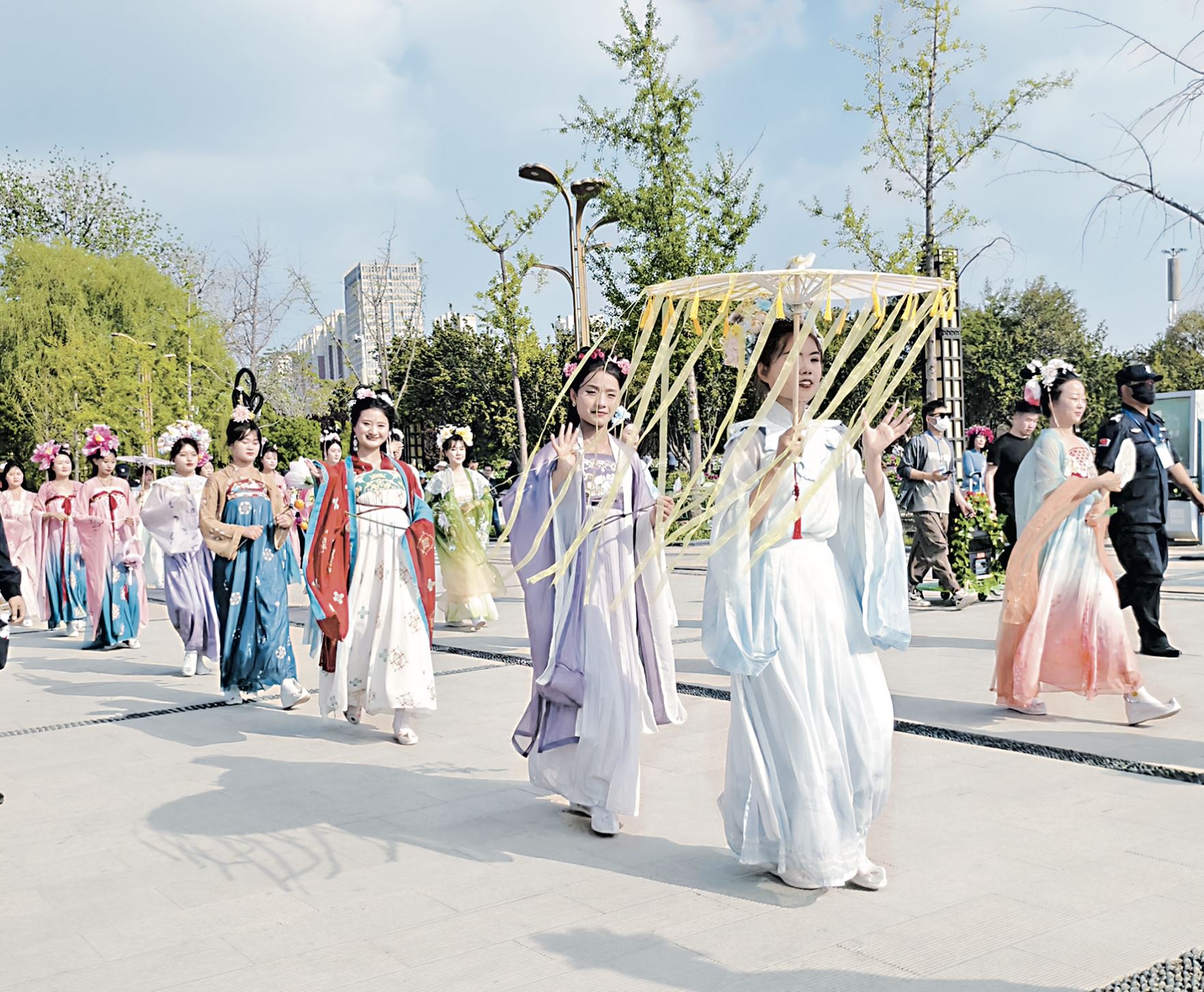 從“網(wǎng)紅”到“長紅”，曹縣漢服引領(lǐng)產(chǎn)業(yè)潮流
